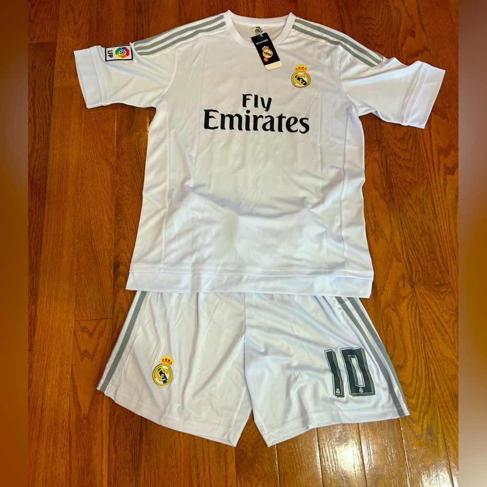 NET REAL MADRID FLY EMIRATES SOCCER JERSEY AND SHORTS #10 James size 2XL